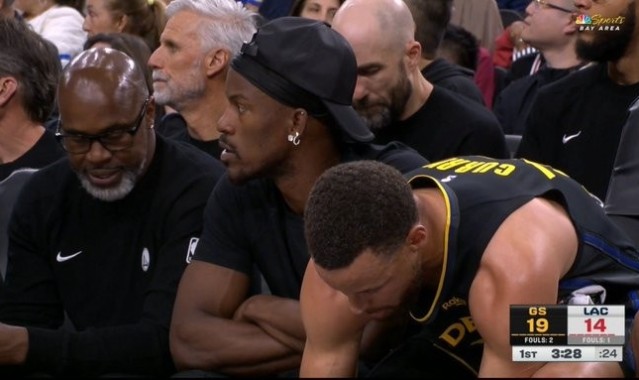 PG电子-久违了！吉米·巴特勒自受伤后首次出现在球队替补席 便装观战