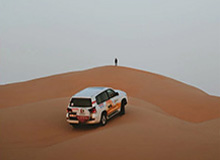 PG电子登录入口-一曼城球迷拿着印有阿森纳标志的空饮料瓶，边痛饮边庆祝